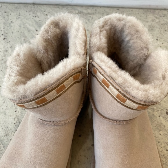 UGGS - Picture 3 of 5
